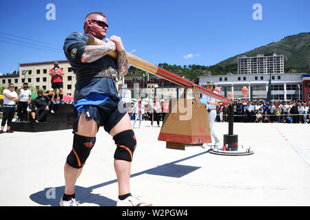 (190710) -- DIEBU, 10 juillet 2019 (Xinhua) -- Poole Sean de l'Irlande est en concurrence au cours de la 'Tourner' match de la chance de l'homme le plus fort 2019 Diebu Concours International Open de Chine à Diebu, nord-ouest de la Chine, la province de Gansu, le 10 juillet 2019. (Xinhua/Chen Bin) Banque D'Images
