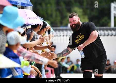(190710) -- DIEBU, 10 juillet 2019 (Xinhua) -- l'Angleterre de Macauley Tinker accueille les spectateurs de l'avant du match de l'homme le plus fort 2019 Diebu Concours International Open de Chine à Diebu, nord-ouest de la Chine, la province de Gansu, le 10 juillet 2019. (Xinhua/Chen Bin) Banque D'Images