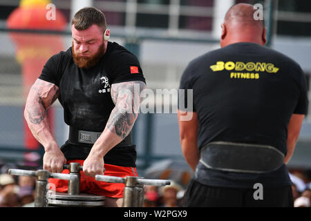 (190710) -- DIEBU, 10 juillet 2019 (Xinhua) -- Ilya Raskin (L) du Kazakhstan est en concurrence au cours de l 'échelle d'énergie' match de l'homme le plus fort 2019 Diebu Concours International Open de Chine à Diebu, nord-ouest de la Chine, la province de Gansu, le 10 juillet 2019. (Xinhua/Chen Bin) Banque D'Images