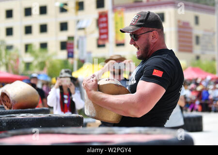 (190710) -- DIEBU, 10 juillet 2019 (Xinhua) -- la Russie d'Andrei Nazarov fait concurrence au cours de la 'Hugging Inpot' match de l'homme le plus fort 2019 Diebu Concours International Open de Chine à Diebu, nord-ouest de la Chine, la province de Gansu, le 10 juillet 2019. (Xinhua/Chen Bin) Banque D'Images