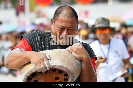 (190710) -- DIEBU, 10 juillet 2019 (Xinhua) -- Li Dequan de la concurrence de la Chine au cours de la 'Hugging Inpot' match de l'homme le plus fort 2019 Diebu Concours International Open de Chine à Diebu, nord-ouest de la Chine, la province de Gansu, le 10 juillet 2019. (Xinhua/Chen Bin) Banque D'Images