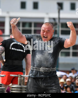 (190710) -- DIEBU, 10 juillet 2019 (Xinhua) -- Zhang Mingming de Chine célèbre durant l' échelle d'énergie' match de l'homme le plus fort 2019 Diebu Concours International Open de Chine à Diebu, nord-ouest de la Chine, la province de Gansu, le 10 juillet 2019. (Xinhua/Chen Bin) Banque D'Images
