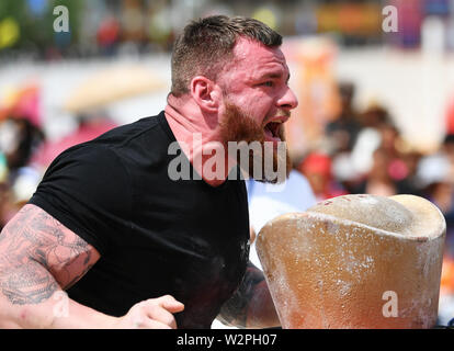 (190710) -- DIEBU, 10 juillet 2019 (Xinhua) -- Raskin Ilya du Kazakhstan est en concurrence au cours de la 'Hugging Inpot' match de l'homme le plus fort 2019 Diebu Concours International Open de Chine à Diebu, nord-ouest de la Chine, la province de Gansu, le 10 juillet 2019. (Xinhua/Chen Bin) Banque D'Images