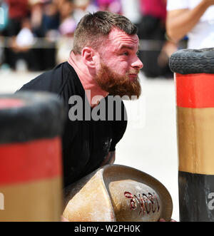 (190710) -- DIEBU, 10 juillet 2019 (Xinhua) -- Raskin Ilya du Kazakhstan est en concurrence au cours de la 'Hugging Inpot' match de l'homme le plus fort 2019 Diebu Concours International Open de Chine à Diebu, nord-ouest de la Chine, la province de Gansu, le 10 juillet 2019. (Xinhua/Chen Bin) Banque D'Images