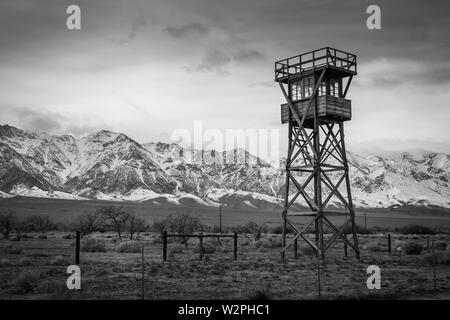 Tour de garde à Manzanar National Historic Site dans la partie Est de la Sierra. Camp d'enterrement au cours de la DEUXIÈME GUERRE MONDIALE, 10 000 Américains d'origine japonaise ont été emprisonnés ici fr Banque D'Images