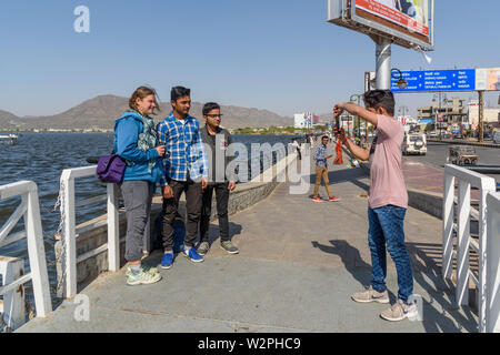 La ville d'Ajmer, Inde - Février 07, 2019 : Les Indiens de prendre des photos avec des touristes européens dans la rue Banque D'Images