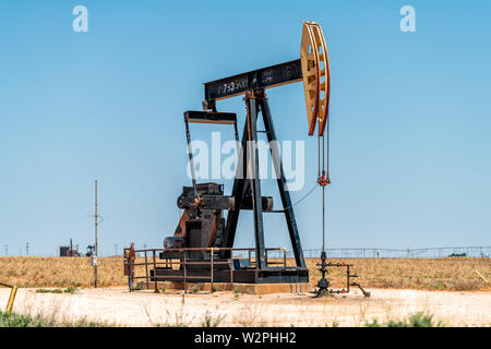 Plaines, USA - 8 juin 2019 : Pumpjack sur les gisements dans les prairies du Texas avec de l'huile de pompage de la machine Banque D'Images