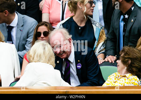 Londres, Royaume-Uni, 10 juillet 2019 : le Prince de Galles' femme, Camilla Parker Bowles (l) parle à Rod Laver dans la loge royale au jour 9 au tennis de Wimbledon 2019 au All England Lawn Tennis et croquet Club à Londres. Crédit : Frank Molter/Alamy live news Banque D'Images