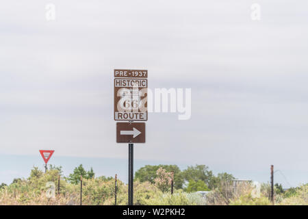 Santa Fe, États-Unis d'autoroute de l'historique route 66 près de city signe avec pré 1937 texte et flèche de direction town Banque D'Images