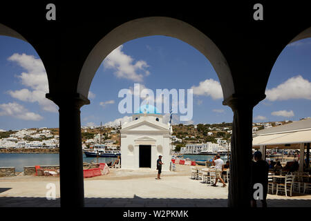 Mykonos, l'île grecque de Mikonos, partie des Cyclades, Grèce. vue de l'église Agios Nikolaos petite église dans le port Banque D'Images