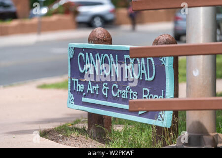 Santa Fe, USA - 10 juin 2019 : le centre-ville historique de rue de la vieille ville avec le célèbre Canyon Road Arts et artisanat signe sur Paseo de Peralta Banque D'Images