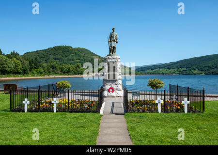 Monument commémoratif de guerre sur les rives du Loch Fyne à Inveraray, Argyll and Bute, Ecosse, Royaume-Uni Banque D'Images