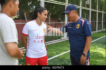 (190710) -- CHANGCHUN, 10 juillet 2019 (Xinhua) -- Rafaelle (C) parle avec Liu vous, entraîneur-chef de Changchun Zhiye, avant une session de formation à Changchun, Jilin Province du nord-est de la Chine, le 10 juillet 2019. Rafaelle Souza, connu sous le nom de Rafaelle, est un footballeur brésilien Changchun Zhiye comme le capitaine en chinois Women's Super League.Rafaelle est né à l'OPIC, Bahia, Brésil, 1991. Grandir dans une famille pauvre, elle a commencé à jouer au football', 'une balle faite de gaspillage de chaussettes, avec un groupe de garçons dans les ruelles voisines, alors qu'elle avait sept ans. Avant de se joindre à Changchun en 2016 Zhiye, Rafaelle a p Banque D'Images