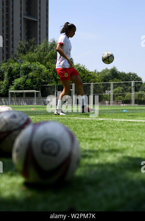 (190710) -- CHANGCHUN, 10 juillet 2019 (Xinhua) -- Rafaelle assiste à une session de formation à Changchun, Jilin Province du nord-est de la Chine, le 10 juillet 2019. Rafaelle Souza, connu sous le nom de Rafaelle, est un footballeur brésilien Changchun Zhiye comme le capitaine en chinois Women's Super League.Rafaelle est né à l'OPIC, Bahia, Brésil, 1991. Grandir dans une famille pauvre, elle a commencé à jouer au football', 'une balle faite de gaspillage de chaussettes, avec un groupe de garçons dans les ruelles voisines, alors qu'elle avait sept ans. Avant de se joindre à Changchun en 2016 Zhiye, Rafaelle a joué pour l'équipe nationale du Brésil à 2015 Coupe du Banque D'Images