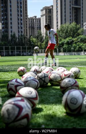 (190710) -- CHANGCHUN, 10 juillet 2019 (Xinhua) -- Rafaelle assiste à une session de formation à Changchun, Jilin Province du nord-est de la Chine, le 10 juillet 2019. Rafaelle Souza, connu sous le nom de Rafaelle, est un footballeur brésilien Changchun Zhiye comme le capitaine en chinois Women's Super League.Rafaelle est né à l'OPIC, Bahia, Brésil, 1991. Grandir dans une famille pauvre, elle a commencé à jouer au football', 'une balle faite de gaspillage de chaussettes, avec un groupe de garçons dans les ruelles voisines, alors qu'elle avait sept ans. Avant de se joindre à Changchun en 2016 Zhiye, Rafaelle a joué pour l'équipe nationale du Brésil à 2015 Coupe du Banque D'Images