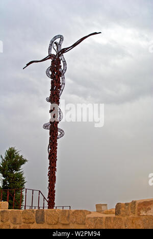 La croix serpentine sculpture le serpent d'Airain créé par l'artiste italien Giovanni Fantoni en haut du Mont Nébo. Banque D'Images