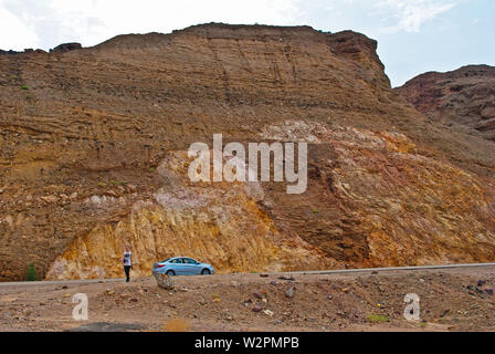 Route étroite à Wadi Bin (Ibn) Hammad (Jordanie), profondément érodé dans les rochers, est doté de façon permanente par les ressorts (chaud). Il mounds dans la mer Morte. Banque D'Images