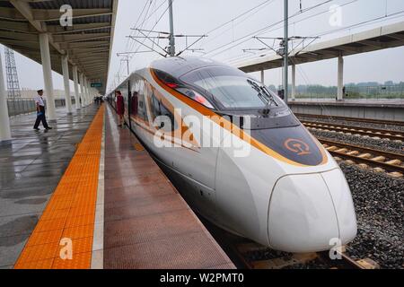 (190710) -- Tianjin, le 10 juillet 2019 (Xinhua) -- Bullet train G305 arrive à Baiyangdian Gare dans Xiongan Nouveau domaine, la Chine du nord dans la province du Hebei, le 10 juillet 2019. Transportant plus de 1 100 passagers, le train G305 a quitté Shanghai à 10 h 58 et arrivera à Hong Kong West Kowloon Station autour de 10 heures plus tard, selon les autorités ferroviaires de Tianjin. Les 2 450 km de long itinéraire va courir à travers plusieurs stations y compris Baiyangdian Station dans le Xiongan Nouvelle zone. Un siège de seconde classe pour les 10 h de voiture coûte 1 092,5 yuans (environ 159 dollars américains). (Xinhua/Guan Xing Banque D'Images