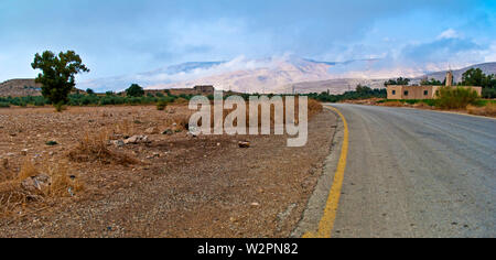 Route étroite à Wadi Bin (Ibn) Hammad (Jordanie), profondément érodé dans les rochers, est doté de façon permanente par les ressorts (chaud). Il mounds dans la mer Morte. Banque D'Images