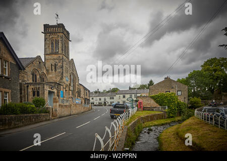 Waddington petit village pittoresque près de Clitheroe dans la vallée de Ribble, Lancashire, Waddington église méthodiste de la place avec les rh brook en marche Banque D'Images