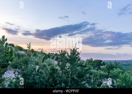 Coucher du soleil à Santa Fe, Nouveau Mexique, au voisinage de la communauté Tesuque avec plantes vertes et coloré crépuscule ciel nuages Banque D'Images