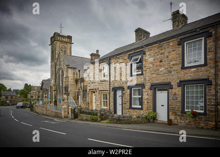 Waddington petit village pittoresque près de Clitheroe dans la vallée de Ribble, Lancashire, Waddington église méthodiste de la place avec les rh brook en marche Banque D'Images