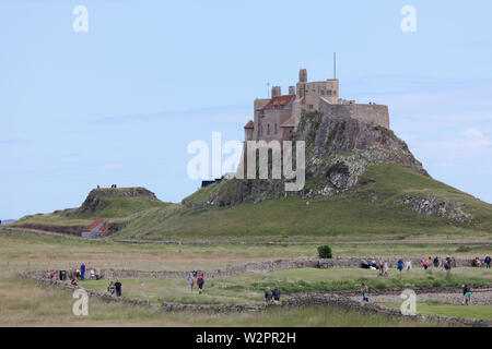 Les touristes visiter Château de Lindisfarne Banque D'Images