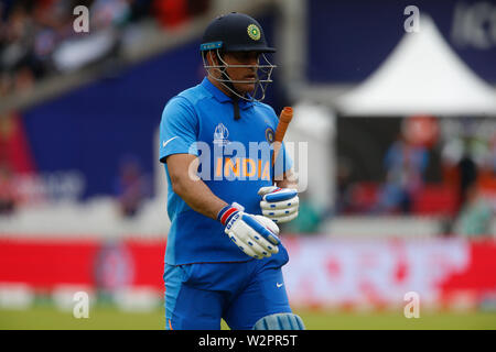 Manchester, UK. 10 juillet, 2019. 10 juillet 2019, Old Trafford, Manchester, Angleterre ; ICC Cricket World Cup demi-finale, l'Inde et la Nouvelle-Zélande 2e jour après la pluie retard ; MS dhoni de l'Inde promenades retour à la loge, aux 50 est le dernier espoir de l'Inde et est allé Banque D'Images