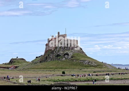 Les touristes visiter Château de Lindisfarne Banque D'Images