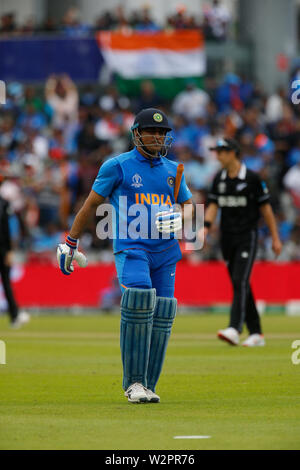 Manchester, UK. 10 juillet, 2019. 10 juillet 2019, Old Trafford, Manchester, Angleterre ; ICC Cricket World Cup demi-finale, l'Inde et la Nouvelle-Zélande 2e jour après la pluie retard ; MS dhoni de l'Inde promenades retour à la loge, aux 50 est le dernier espoir de l'Inde et est allé Banque D'Images