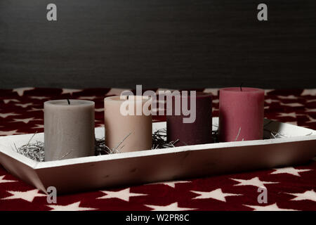 Décoration de Noël ordinaire avec l'avènement des bougies. Bougies éteintes devant un fond sombre avec copie espace pour le texte. Noël est terminé. Banque D'Images