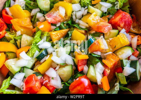 Macro closeup de matières premières fraîches Salade de légumes verts avec haché poivrons jaunes sur laitue romaine Banque D'Images