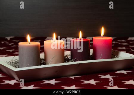 Décoration de Noël ordinaire pour le 4ème dimanche de l'Avent avec les quatre bougies de l'Avent Banque D'Images