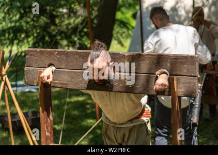 Nis, Serbie - 15 juin. 2019 prisonnier médiéval dans un pilori en bois de la honte violées et torturées à un festival international de Knight. Close up Banque D'Images