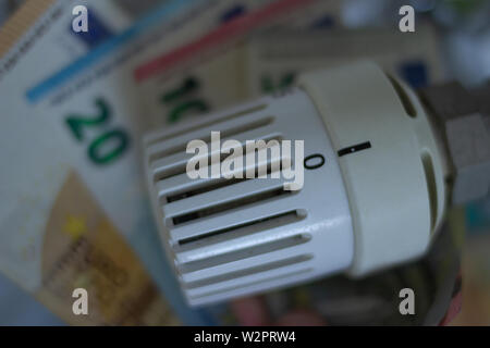 Close up Thermostat avec billets euro en arrière-plan. Augmentation du prix de l'énergie. La planification du budget des ménages. L'énergie verte Banque D'Images