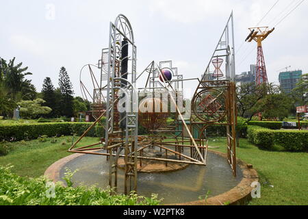 Sculpture cinétique au jardin de la Science City, Kolkata, Inde. Banque D'Images