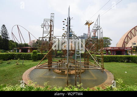 Sculpture cinétique au jardin de la Science City, Kolkata, Inde. Banque D'Images