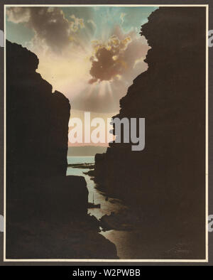 Photographies montrent les personnes, les bâtiments, et des paysages à Jérusalem et la Palestine (aujourd'hui l'Israël et la Cisjordanie). (P. 1-35) : Photographies : bergers, Bethléem, scène de rue (Jaffa Joppé) roches dans une tempête, panorama de Jérusalem, rangée d'oliviers, et à Jérusalem : un convoi de l'extérieur de la Porte de Damas, remparts, David Street, Dôme du Rocher, Via Dolorosa, galbé street dans la vieille ville, et un moine reading book in Jardin de Gethsémani. (P. 35-73) Photographies : : Portrait d'un Juif arabe du Yémen, de filage de la laine, paysan de Ramallah Ramallah femme en costume brodé, village carpen Banque D'Images