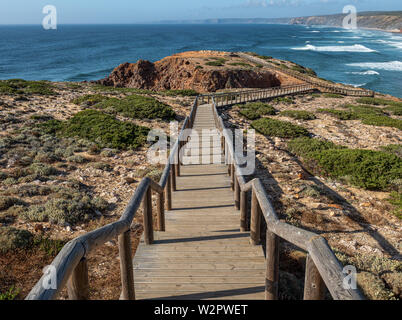 Le soleil du soir sur les trottoirs de bois qui protègent le littoral à Bordeira en Algarve au Portugal Banque D'Images