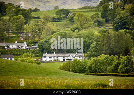 Il int Coniston Lake District, Cumbria, Angleterre, maisons au pied de Coniston le vieil homme Banque D'Images