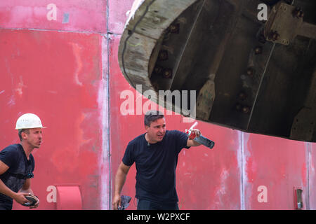 Benneckenstein, Allemagne. 10 juillet, 2019. Mario de la Ostdeutscher Tänzer Fahrzeug- und Technikmuseum pulvérise la colle sur le toit d'un ancien dôme radar d'appliquer d'étanchéité adapté plus tard. Le dôme radar se tenait sur le Brocken jusqu'au début des années 90 et à l'abri des installations techniques militaires sensibles. Le 13 juillet 2019 et 14 juillet 2019 le 4e jours de la technologie auront lieu au Musée de la technologie. Puis le dôme sera visible. Credit : Klaus-Dietmar Gabbert/dpa-Zentralbild/ZB/dpa/Alamy Live News Banque D'Images