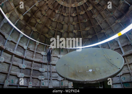 Benneckenstein, Allemagne. 10 juillet, 2019. Un technicien se tient à l'intérieur d'un dôme radar sur une échelle sur les lieux de l'Orient Musée allemand de véhicules et de la technologie et de l'aide à mettre sur le toit qu'une grue a balancé par-dessus les murs de l'usine. Le dôme radar se tenait sur le Brocken jusqu'au début des années 90 et à l'abri des installations techniques militaires sensibles. Le 13 juillet 2019 et 14 juillet 2019 le 4e jours de la technologie auront lieu au Musée de la technologie. Puis le dôme sera visible. Credit : Klaus-Dietmar Gabbert/dpa-Zentralbild/ZB/dpa/Alamy Live News Banque D'Images