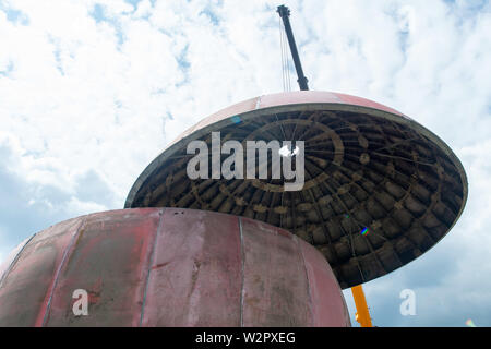 Benneckenstein, Allemagne. 10 juillet, 2019. Une grue soulève le toit sur les murs d'un ancien dôme radar sur le terrain de l'Ostdeutsche Fahrzeug- und Technikmuseum. Le dôme radar se tenait sur le Brocken jusqu'au début des années 90 et à l'abri des installations techniques militaires sensibles. Le 13 juillet 2019 et 14 juillet 2019 le 4e jours de la technologie auront lieu au Musée de la technologie. Puis le dôme sera visible. Credit : Klaus-Dietmar Gabbert/dpa-Zentralbild/ZB/dpa/Alamy Live News Banque D'Images