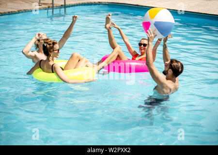 Ballon gonflable coloré flottant sur l'eau dans la piscine Photo Stock -  Alamy