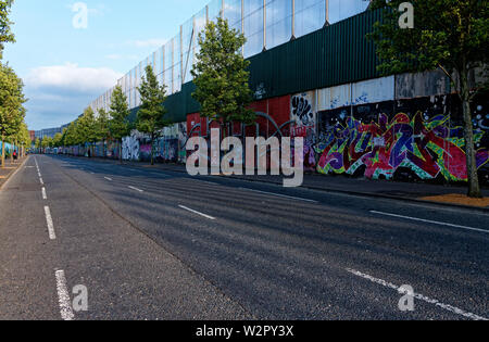 La paix Wall,Cupar Way,l'Ouest de Belfast, Irlande du Nord, Royaume-Uni Banque D'Images