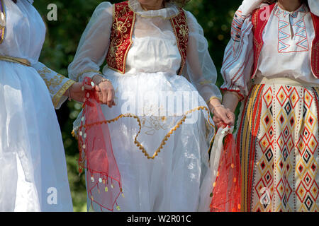 L'Italie, Lombardie, Crema, Festival des peuples, de l'Albanie danseurs portant Costume National Banque D'Images