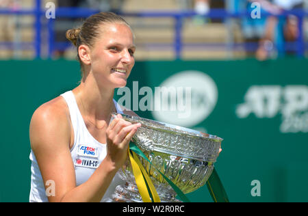 Karolina Pliskova (CZE) avec le trophée après avoir remporté la finale de la nature internationale de la vallée, le Devonshire Park, Eastbourne, Royaume-Uni 29 juin 2019. Sh Banque D'Images