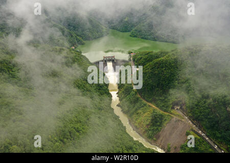 (190710) -- WENZHOU, 10 juillet 2019 (Xinhua) -- photo aérienne prise le 10 juillet 2019 montre l'eau jaillit du réservoir à Jinxi Yongjia County à Wenzhou, province de Zhejiang, Chine orientale. Le réservoir a commencé à s'acquitter de l'eau d'inondation porté par les fortes précipitations sur le mercredi. (Photo par Su/Qiaojiang Xinhua) Banque D'Images