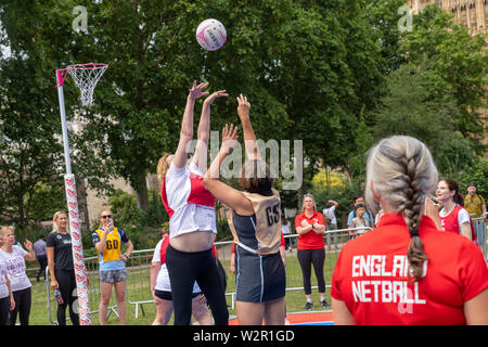 Londres, Royaume-Uni. 10 juillet 2019. Le netball parlementaire internationale de la concurrence dans les jardins de la Tour Victoria, joué par les équipes de parlementaires représentant le Royaume-Uni, la Nouvelle-Zélande et l'Australie. Organisé par l'Angleterre Netball netball en avant de la concurrence internationale. Un combat féroce match Crédit : Ian Davidson/Alamy Live News Banque D'Images