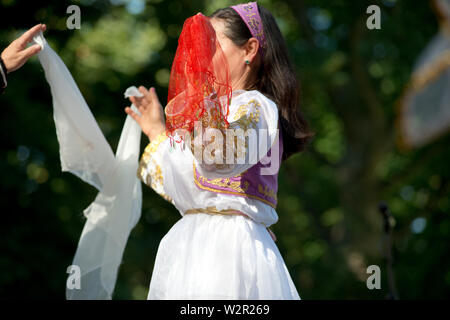 L'Italie, Lombardie, Crema, Festival des peuples, de l'Albanie danseurs portant Costume National Banque D'Images